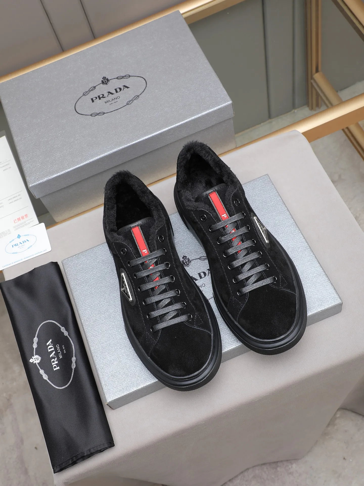 PP440 Prada/Prada men's new casual shoes, this upper is made of imported calfskin + velvet lining! The outside is decorated with the P family's classic metal triangle enamel logo, and the outsole is made of non-slip sports foam ultra-light outsole, which feels good on the feet and is a fashionable and fashionable item! Four colors to choose from!  Size: 38-44 (45 customized)
